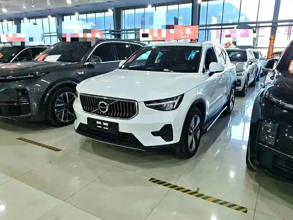 Volvo XC40 — фото 1