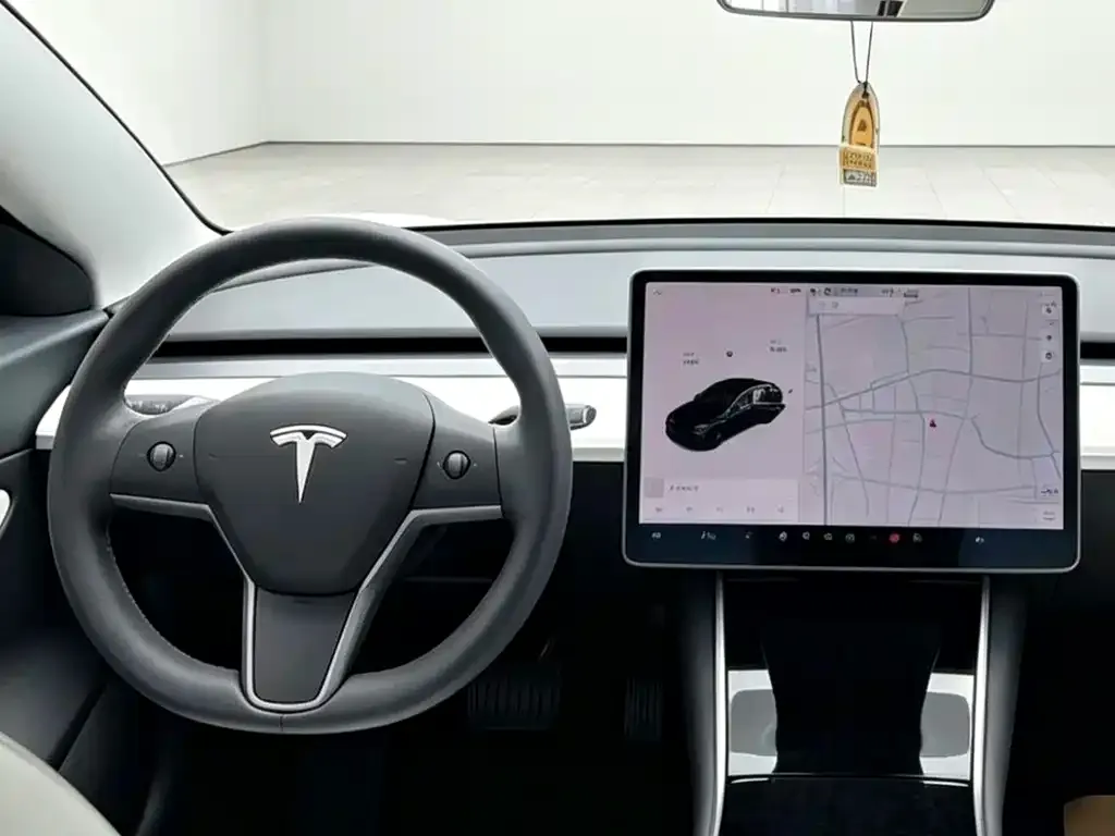 Tesla Model 3 — фото 2
