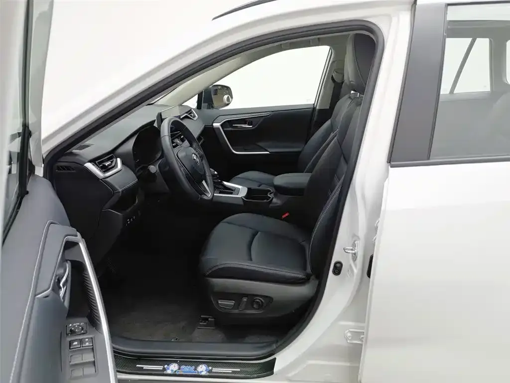 Toyota RAV4 2023 из CN, фото 2