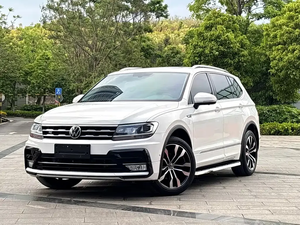 Volkswagen Tiguan L — фото 1