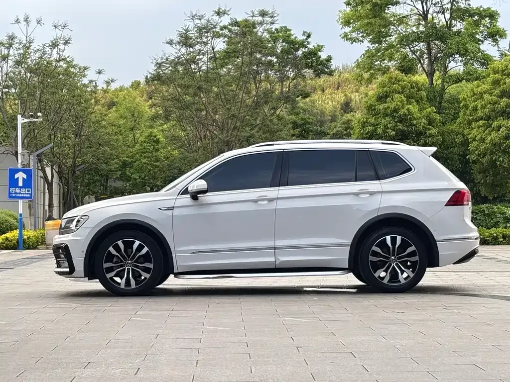 Volkswagen Tiguan L — фото 9
