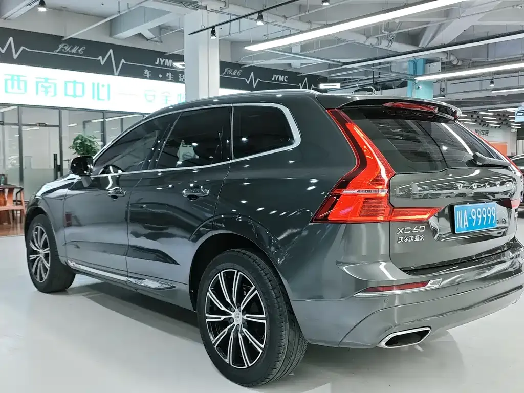 Volvo XC60 — фото 8