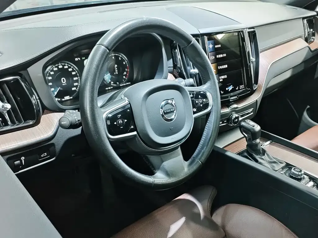 Volvo XC60 — фото 5