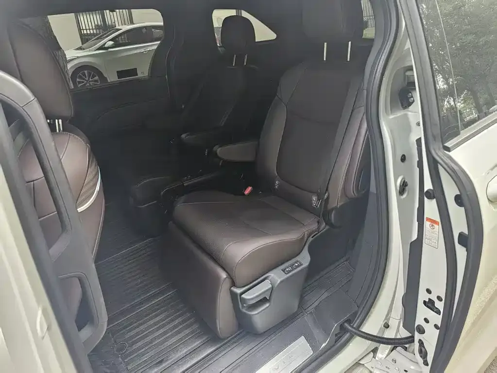 Toyota Granvia — фото 4