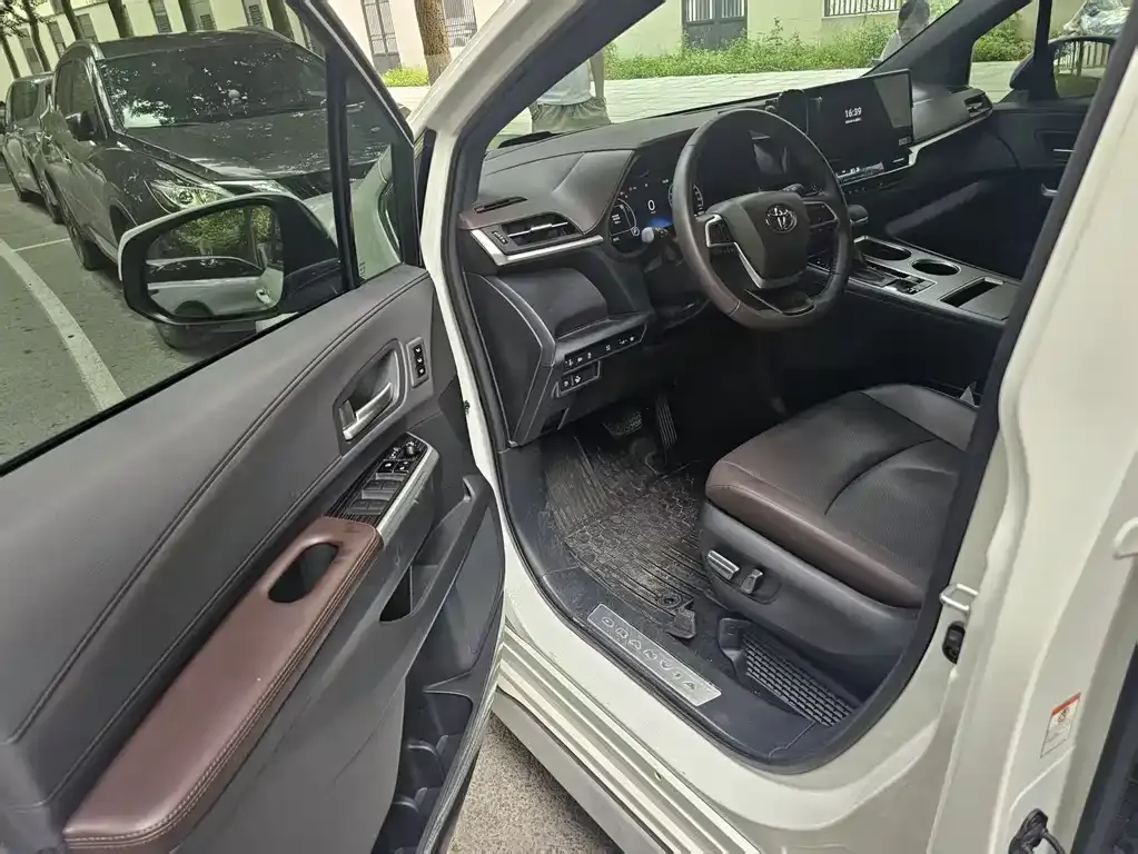Toyota Granvia — фото 7