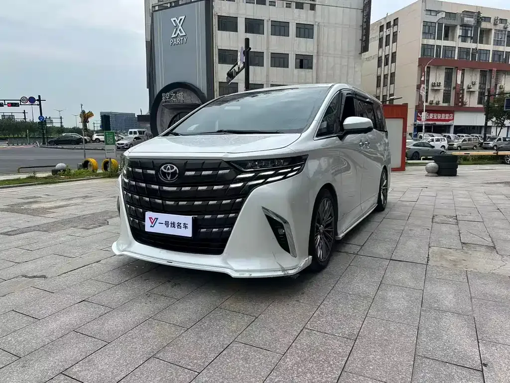 Toyota Alphard — фото 1