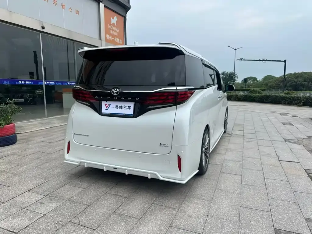 Toyota Alphard — фото 4