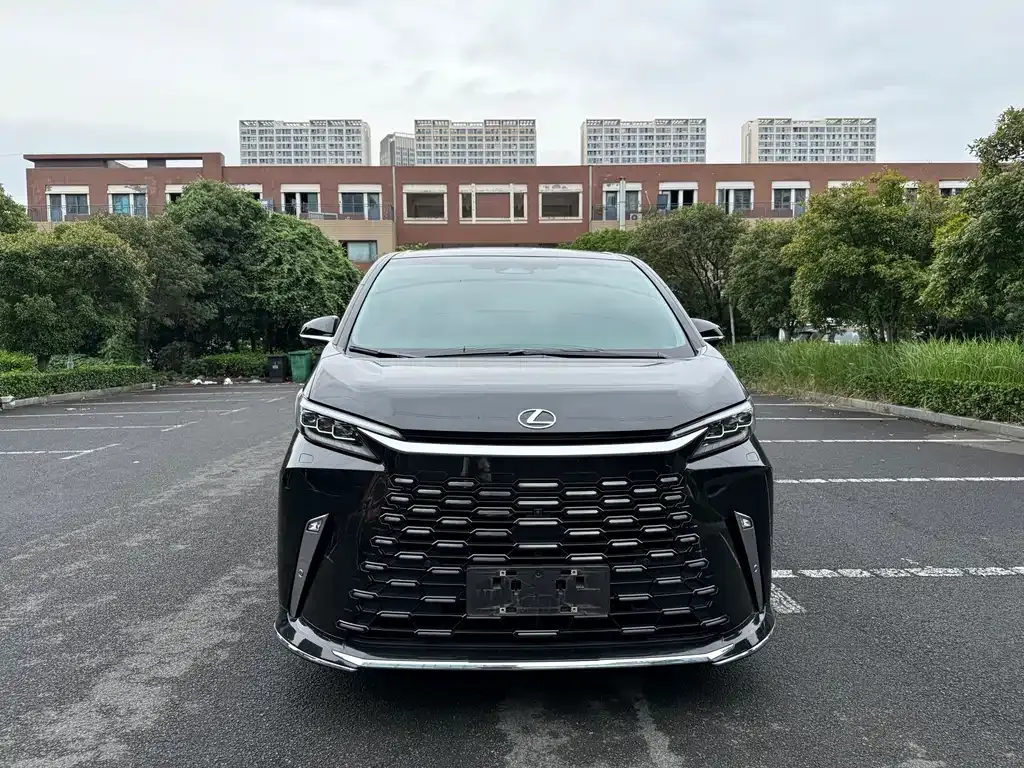 Lexus LM — фото 5