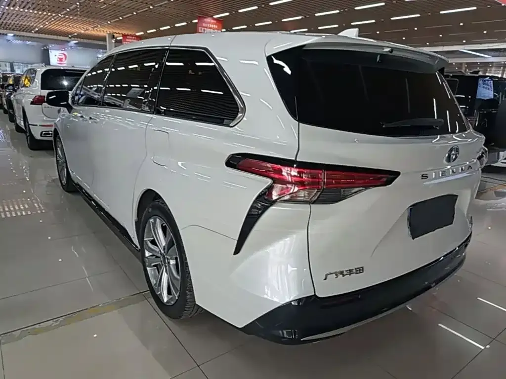 Toyota Sienna — фото 10