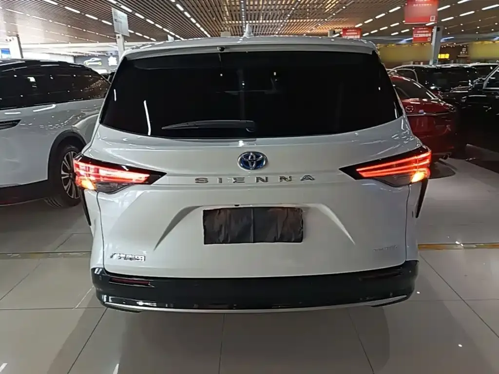 Toyota Sienna — фото 8