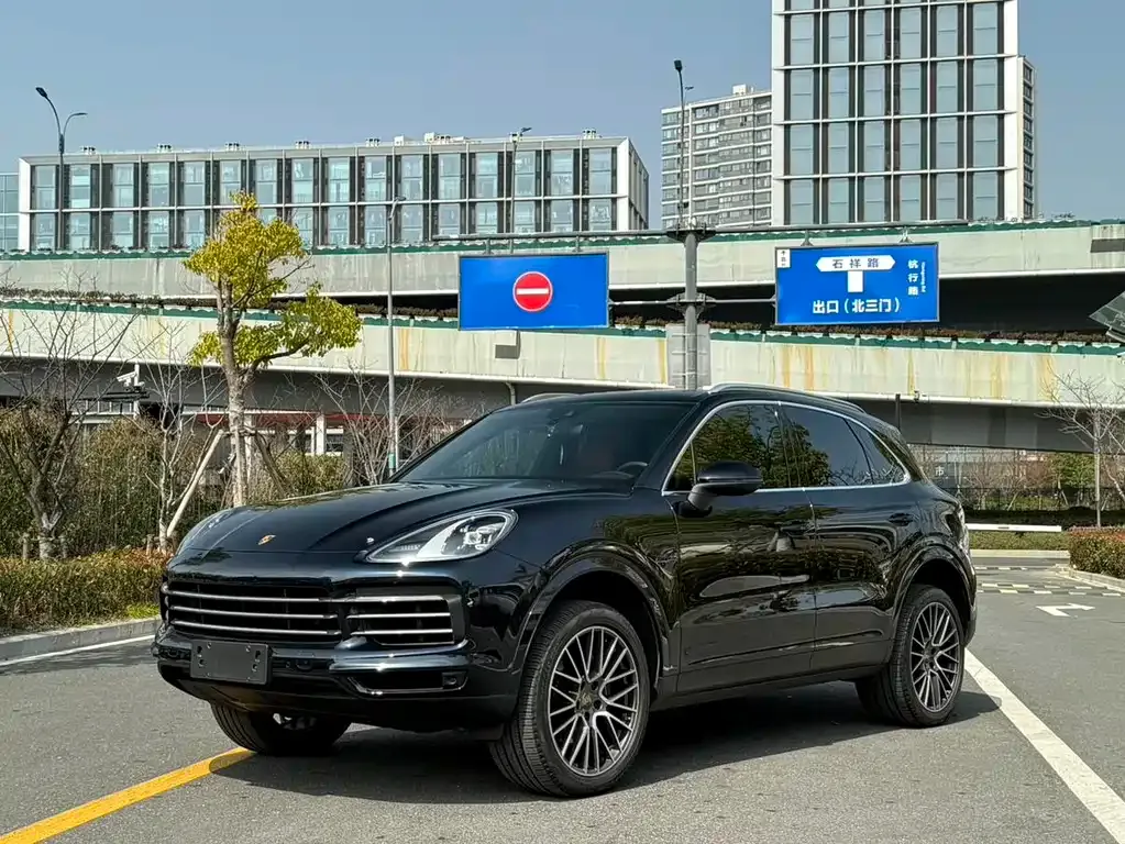 Porsche Cayenne — фото 1