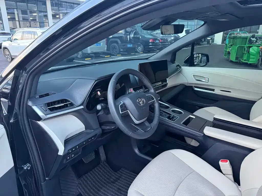 Toyota Granvia 2023 из CN, фото 9