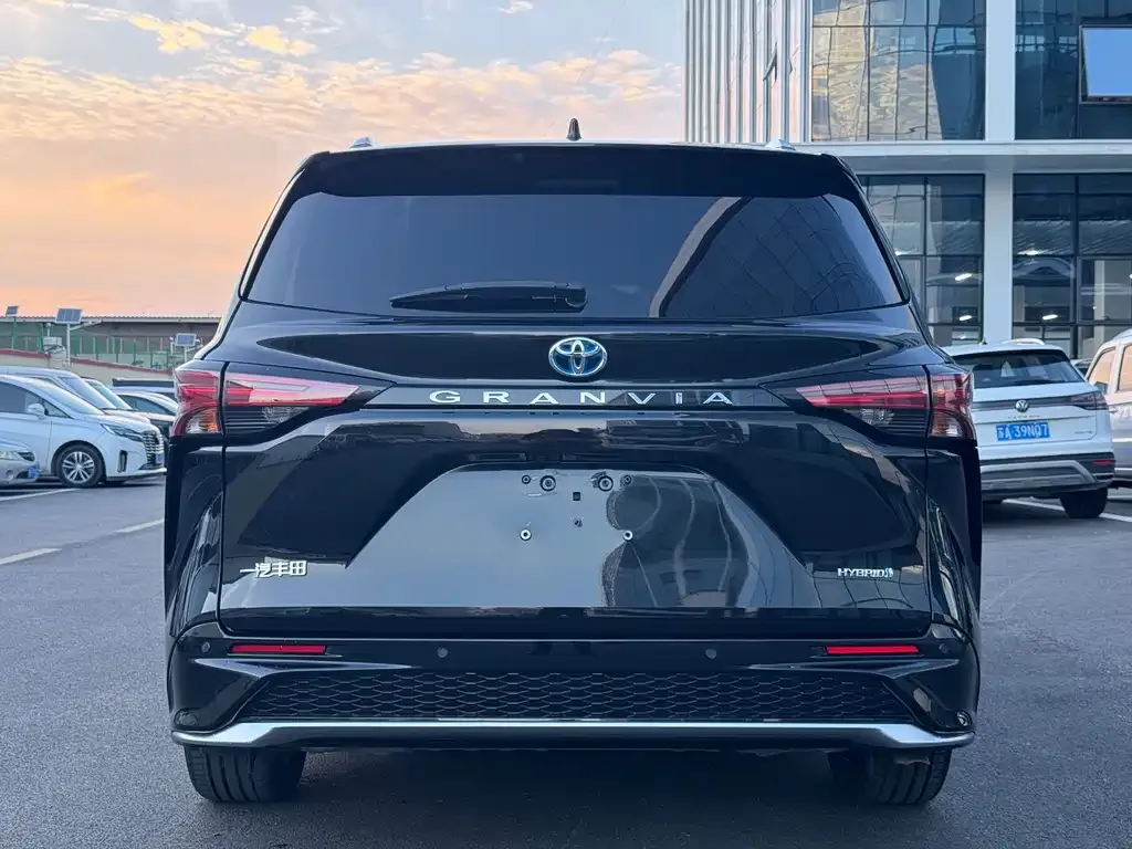 Toyota Granvia 2023 из CN, фото 3