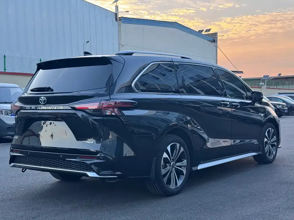 Toyota Granvia 2023 из CN, фото 4