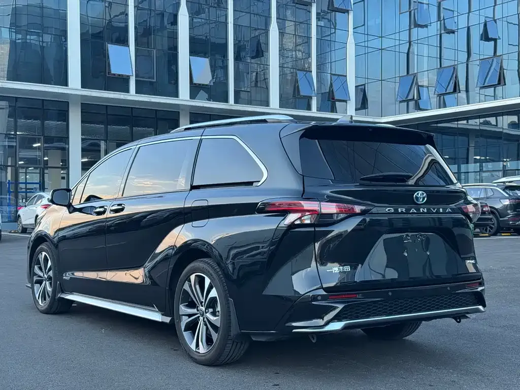 Toyota Granvia 2023 из CN, фото 10