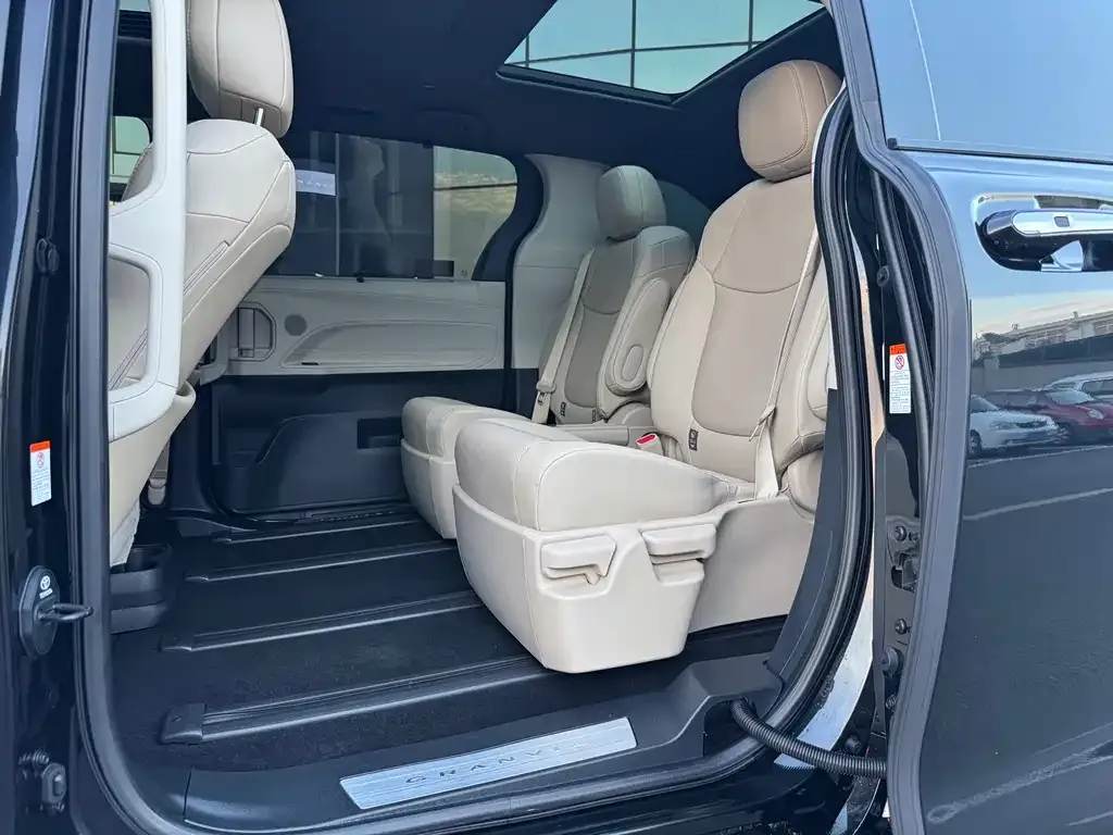 Toyota Granvia 2023 из CN, фото 2