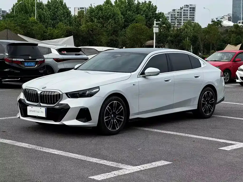 BMW 5 Series — фото 1