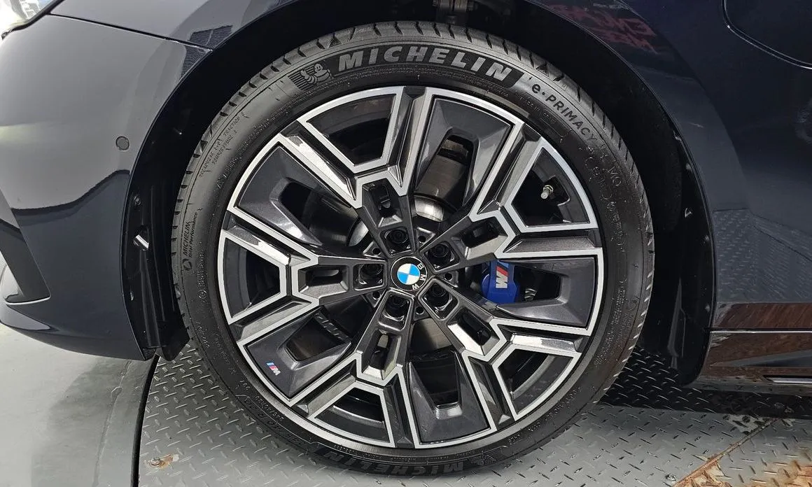 BMW 5-Series 2025 из KR, фото 10