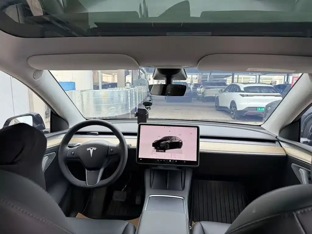 Tesla Model Y — фото 8