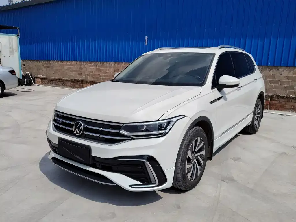 Volkswagen Tiguan L — фото 1