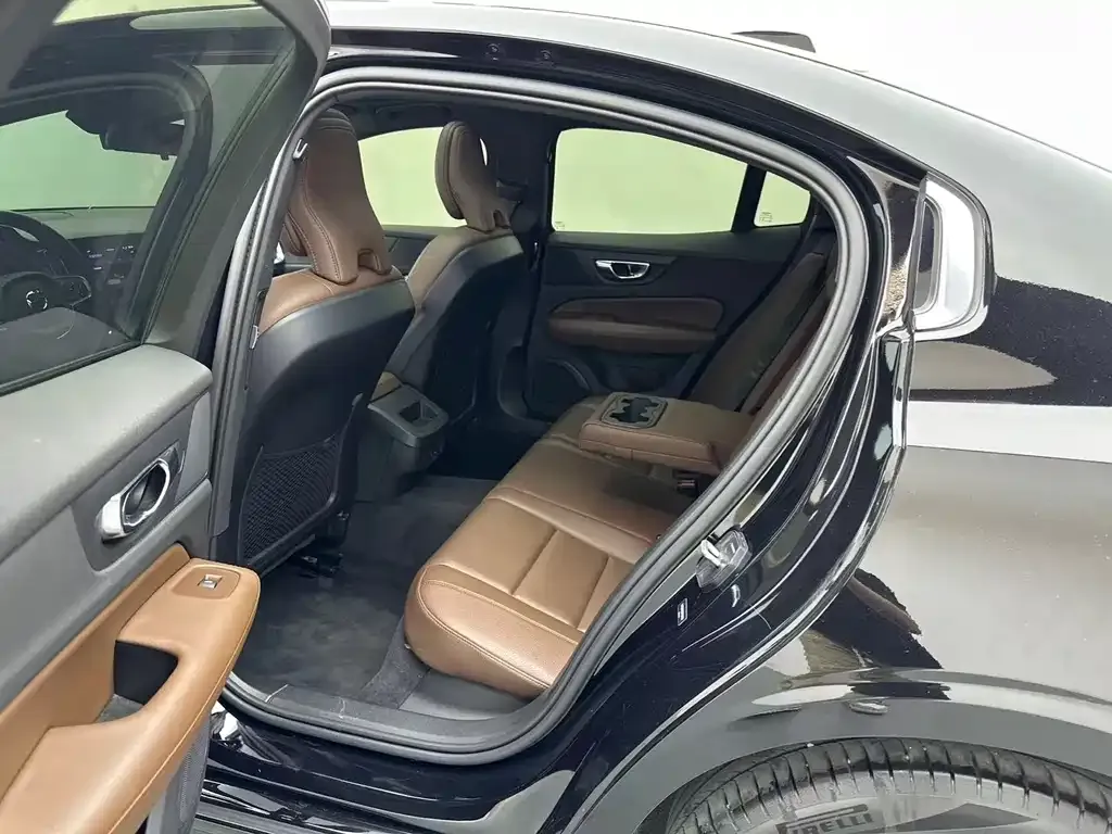 Volvo S60 2024 из CN, фото 9