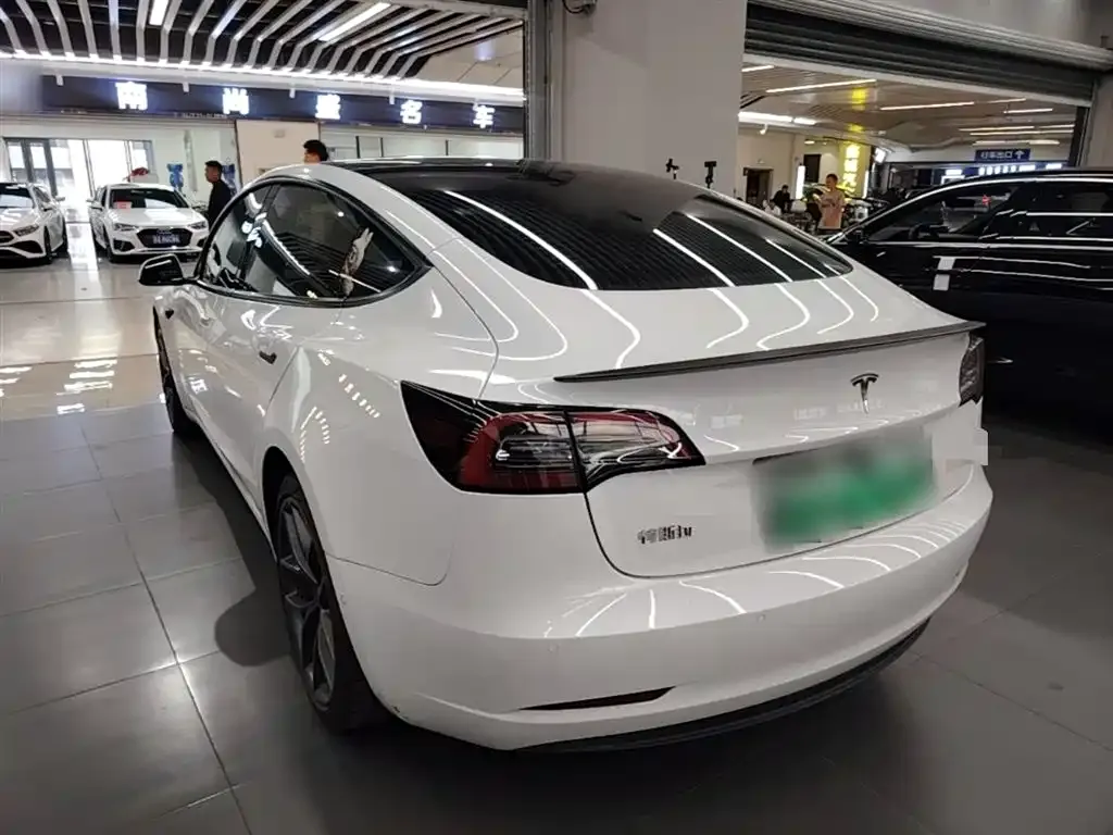 Tesla Model 3 — фото 9