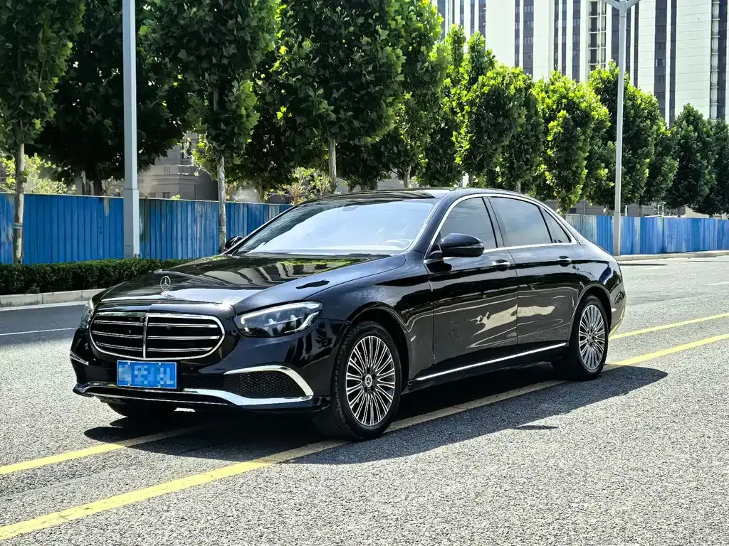 Mercedes-Benz E-Class — фото 1
