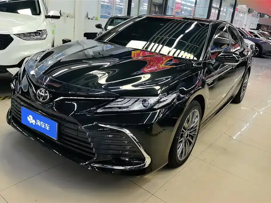 Toyota Camry — фото 1