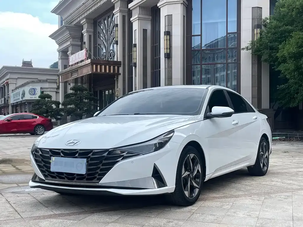 Hyundai Elantra — фото 1