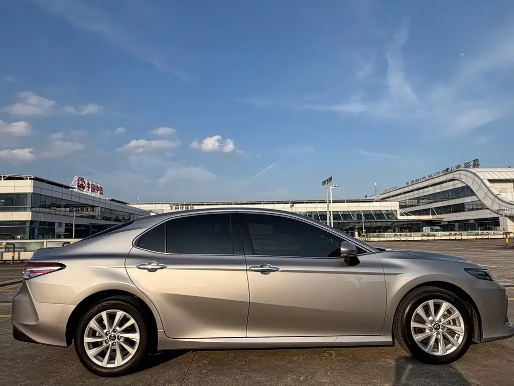 Toyota Camry — фото 10