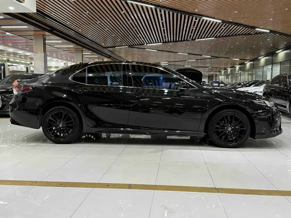 Toyota Camry — фото 10