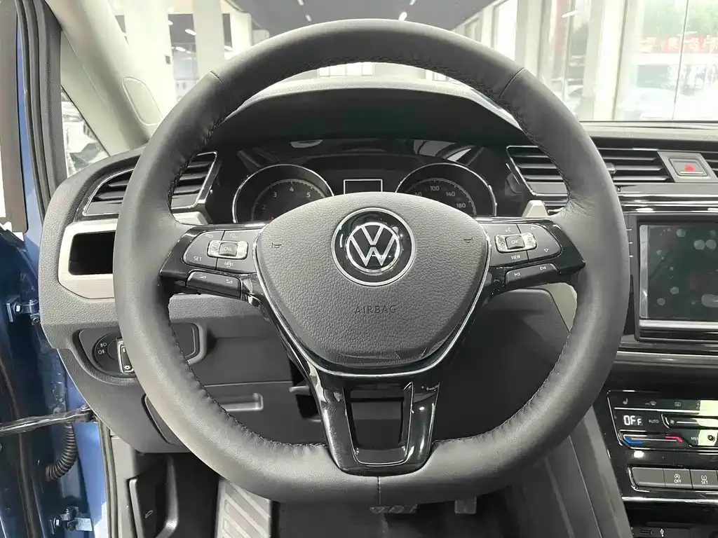 Volkswagen Touran 2022 из CN, фото 2