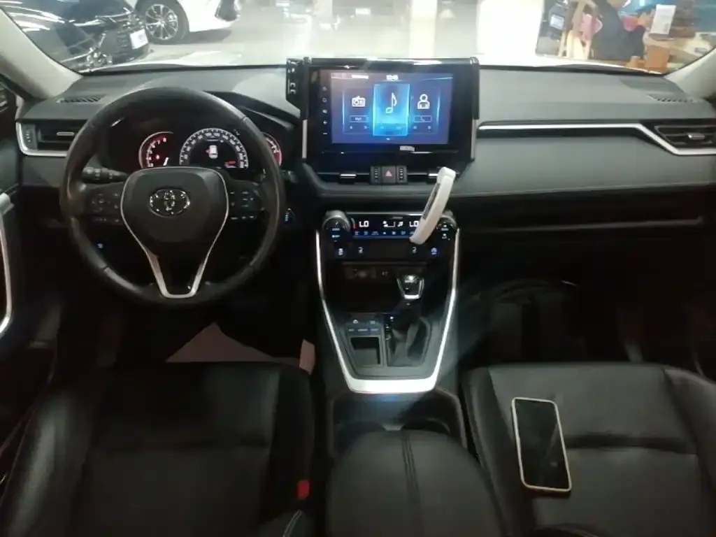 Toyota RAV4 — фото 8