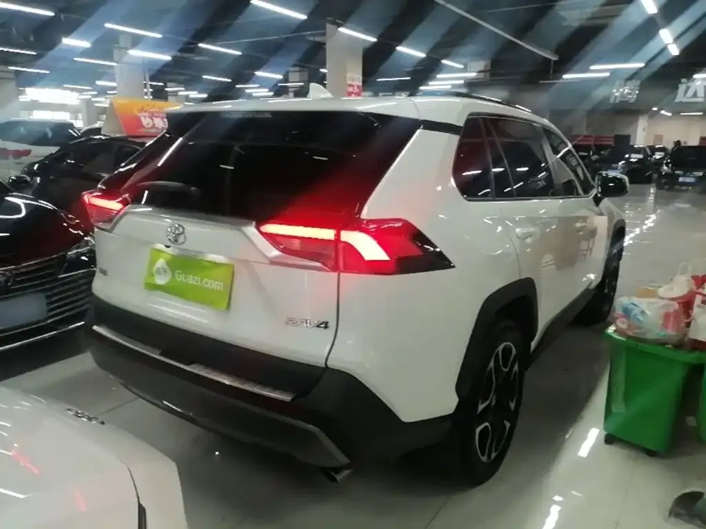 Toyota RAV4 — фото 3