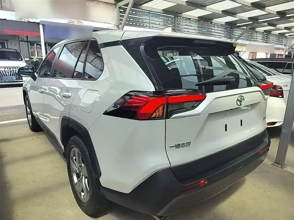 Toyota RAV4 — фото 8