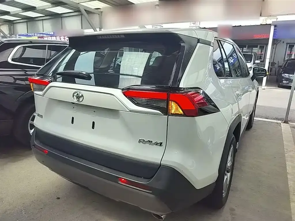 Toyota RAV4 — фото 10