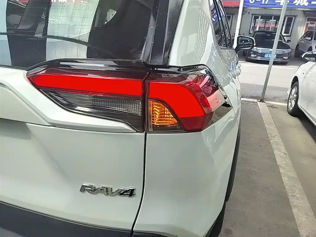 Toyota RAV4 — фото 9