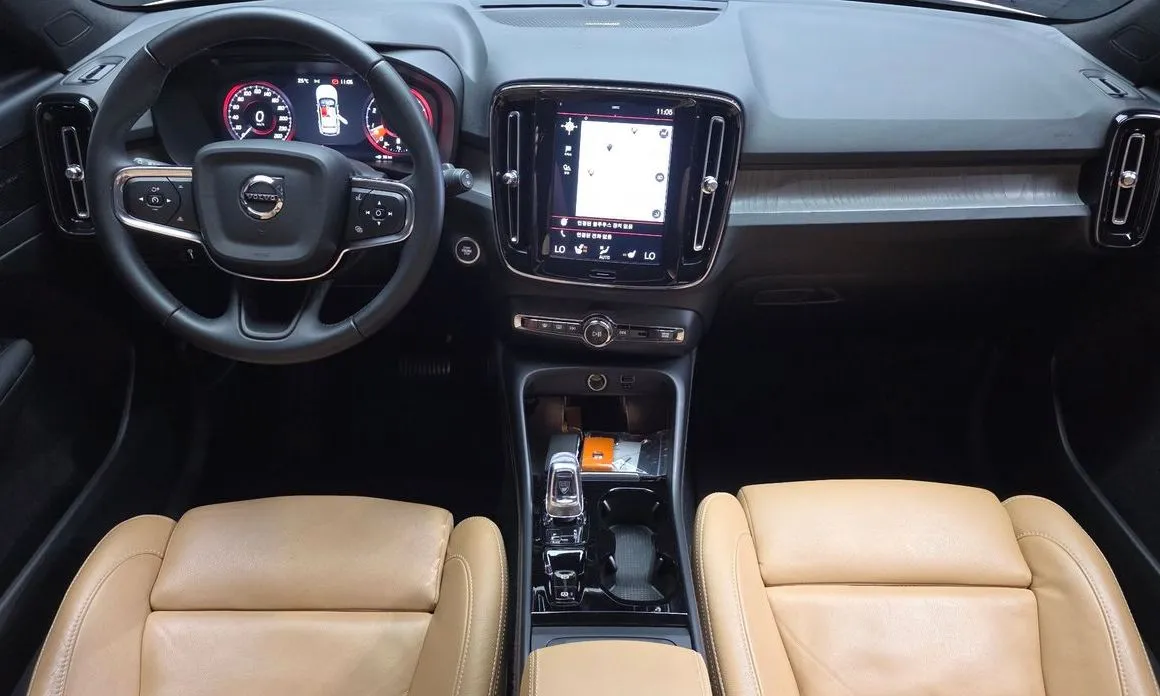 Volvo XC40 — фото 10