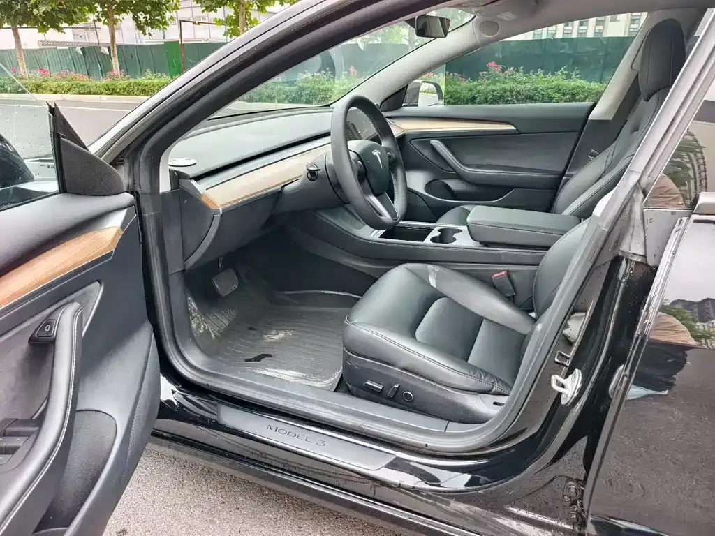 Tesla Model 3 — фото 4