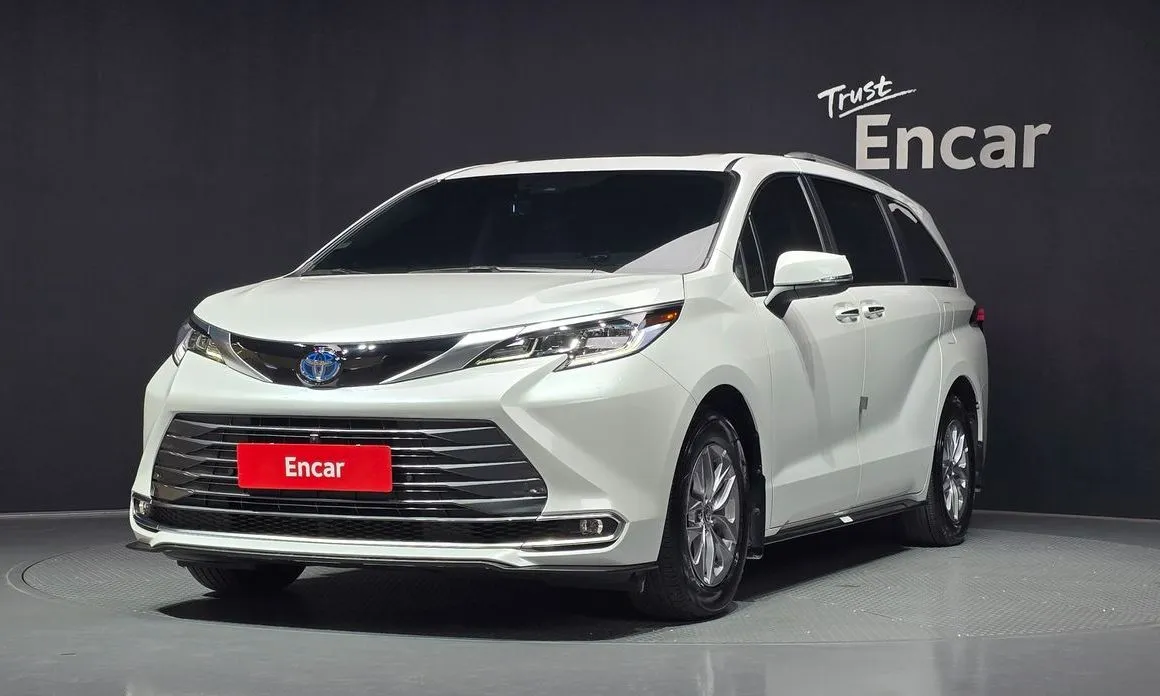 Toyota Sienna — фото 1