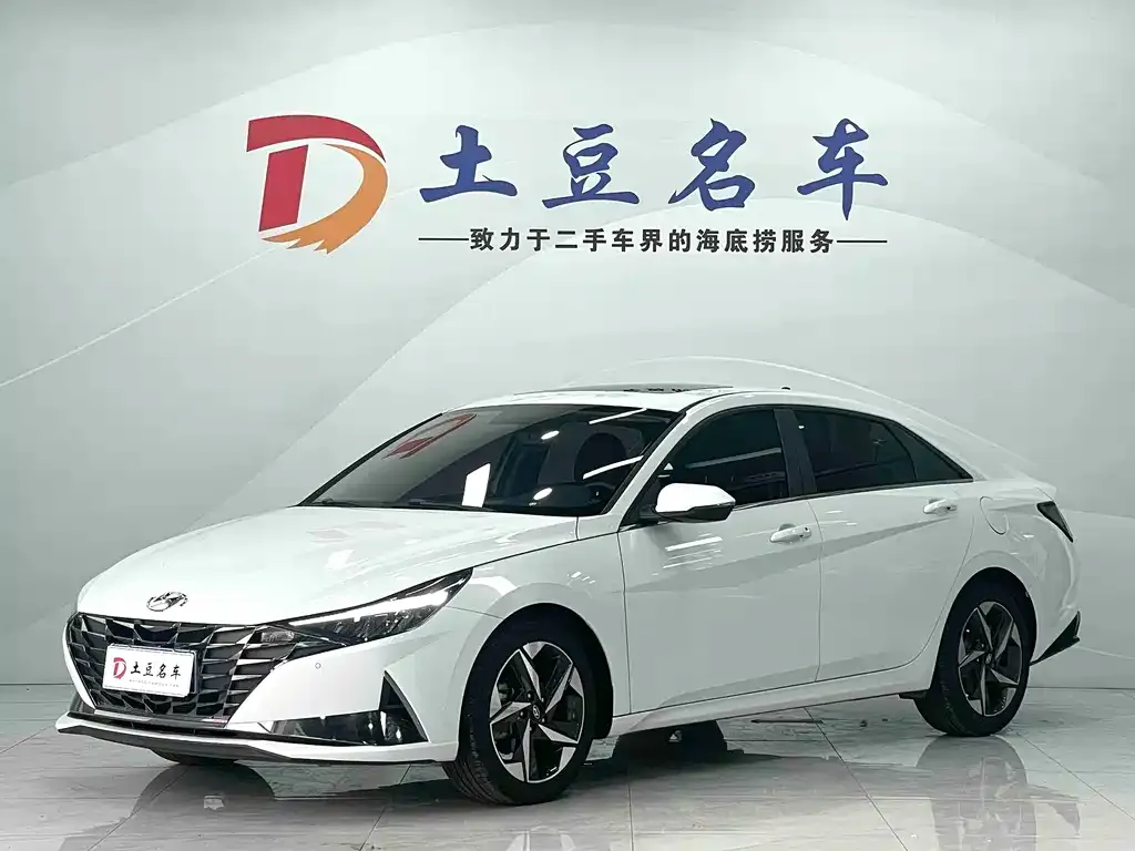 Hyundai Elantra — фото 1