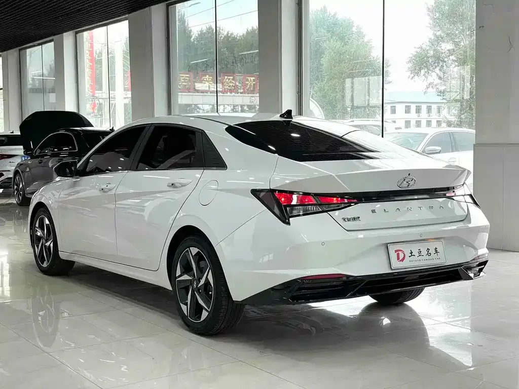 Hyundai Elantra — фото 3