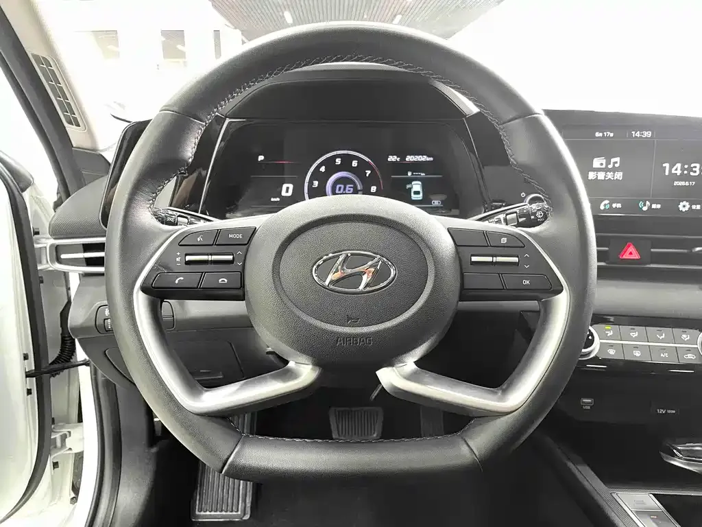 Hyundai Elantra — фото 8