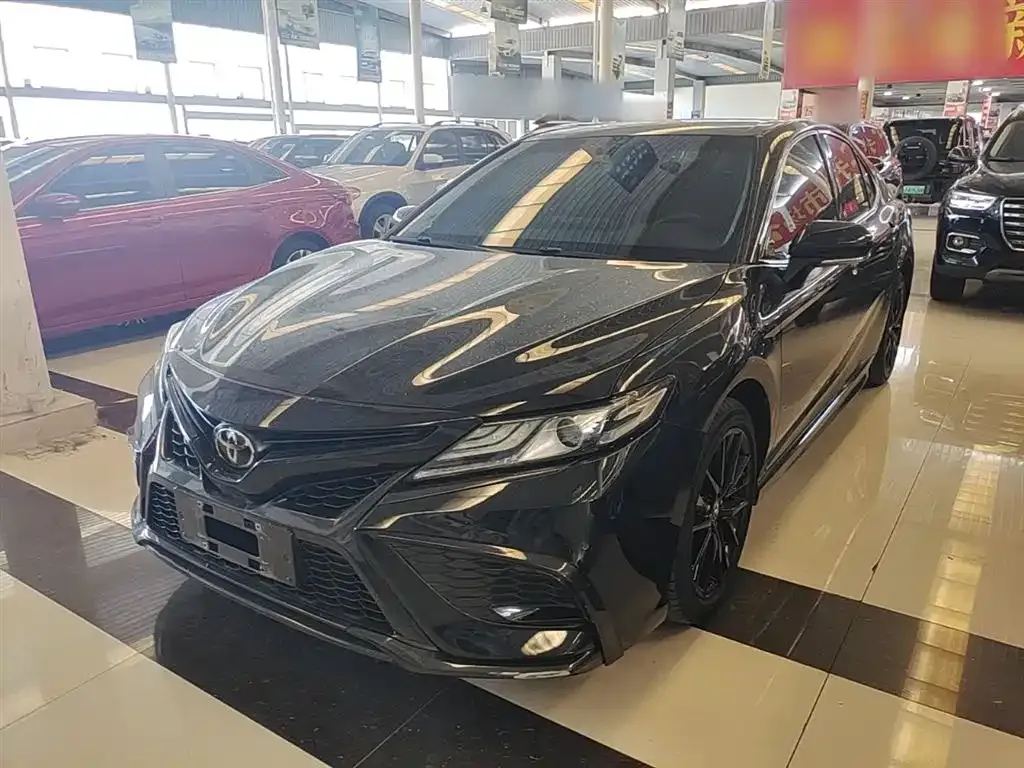 Toyota Camry — фото 1