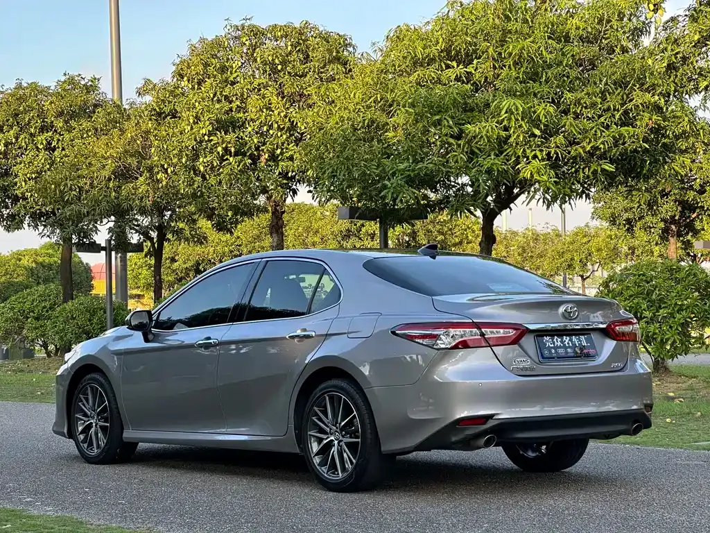 Toyota Camry — фото 5