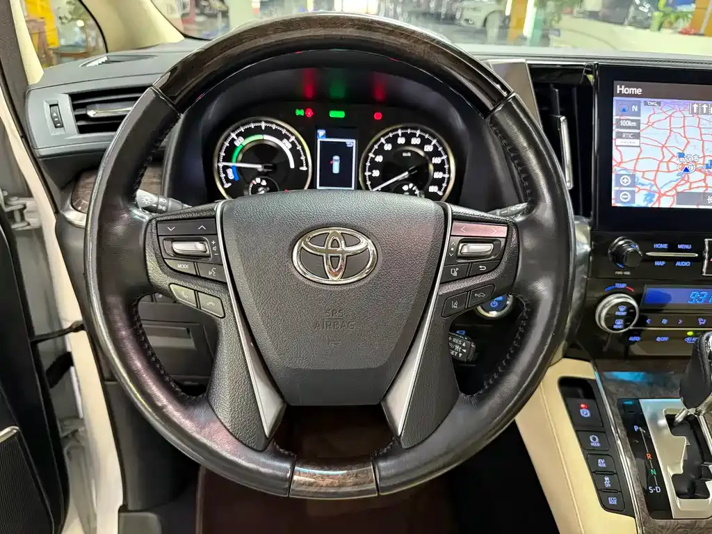 Toyota Alphard — фото 10