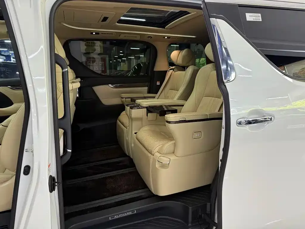 Toyota Alphard — фото 8