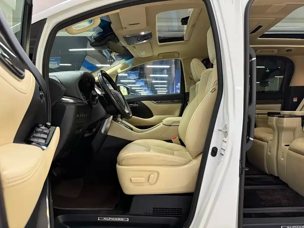 Toyota Alphard — фото 7