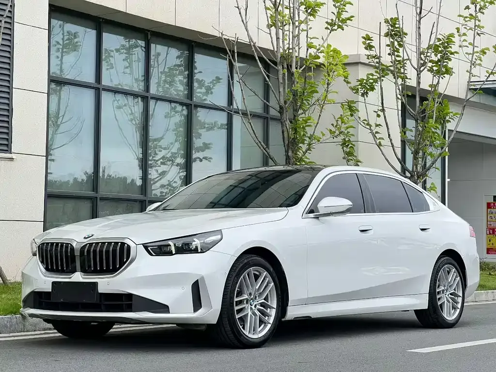 BMW 5 Series — фото 1