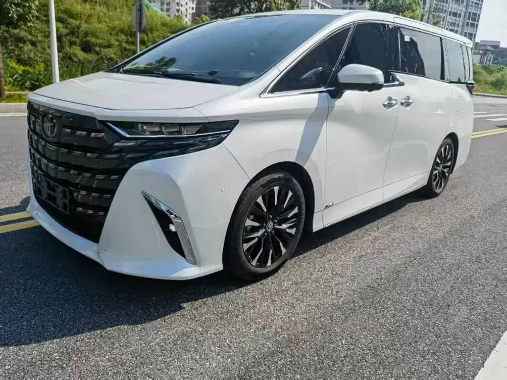 Toyota Alphard — фото 1